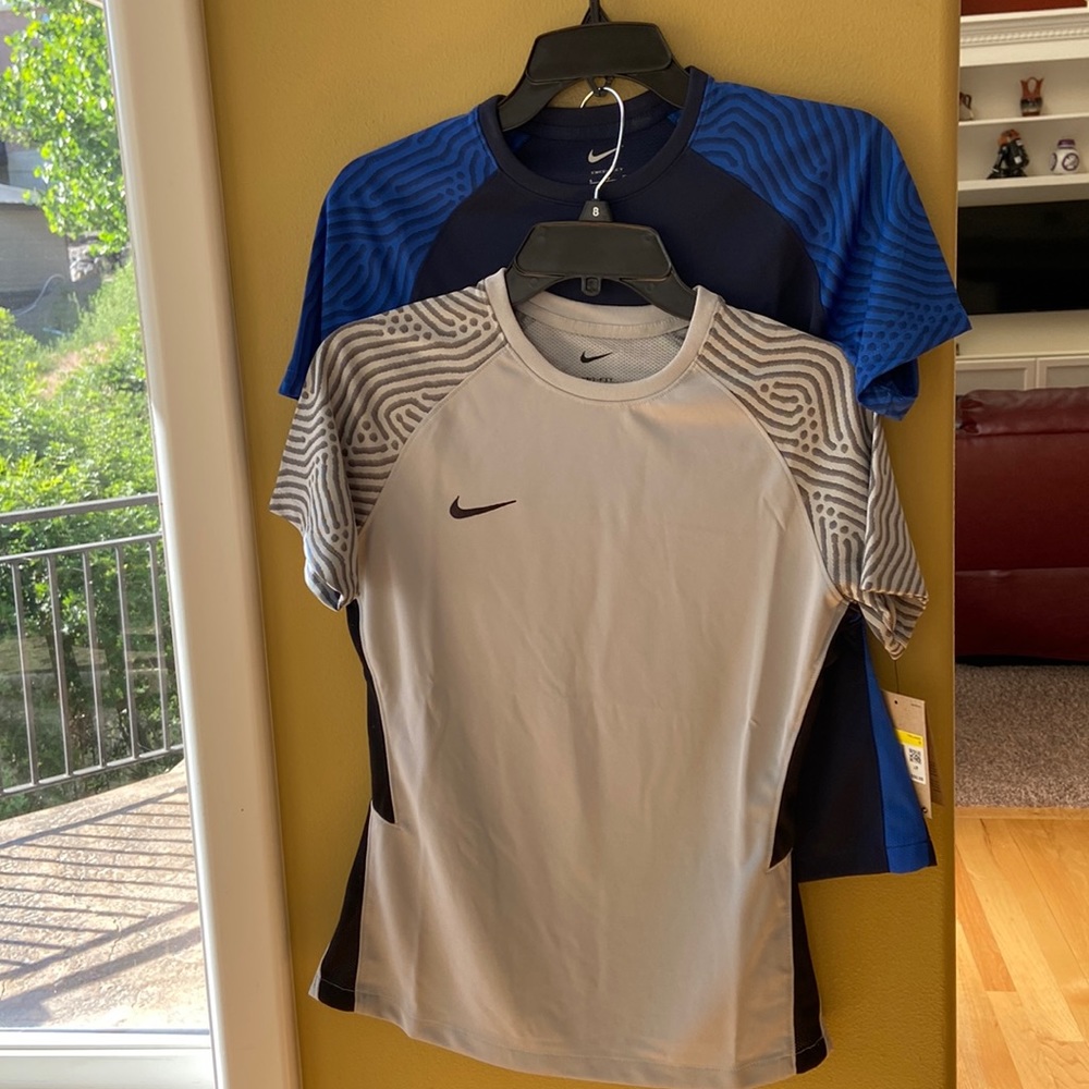 NWT NIKE 2 short sleeved tops